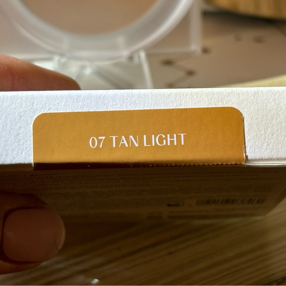 Glowish by Huda Beauty Luminous Pressed Powder - Picture 3 of 4